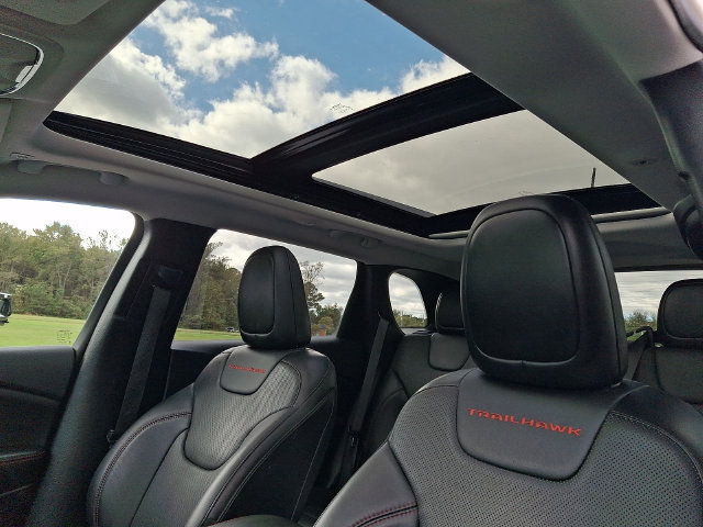 Used 2019 Jeep Cherokee Trailhawk AWD/4WD image 14