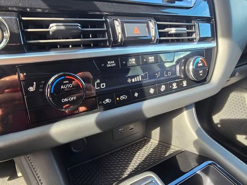 Used 2024 Nissan Pathfinder SV image 23