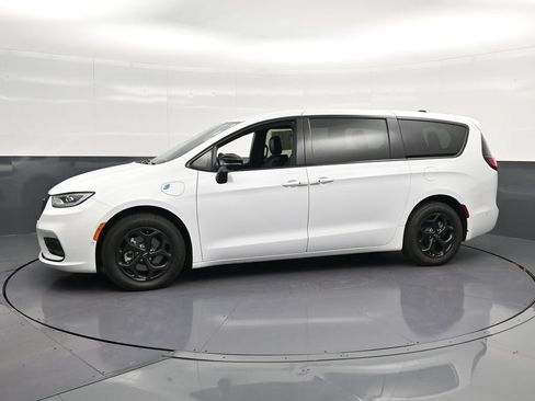 Used 2024 Chrysler Pacifica Limited FWD image 7