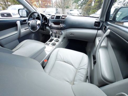 Used 2012 Toyota Highlander SE w/ Tow Pkg AWD/4WD image 11