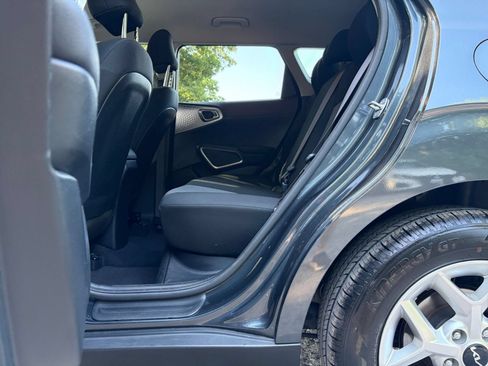 Used 2025 Kia Soul LX w/ LX Technology Package FWD image 19