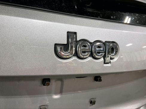 Used 2021 Jeep Grand Cherokee Overland AWD/4WD image 10