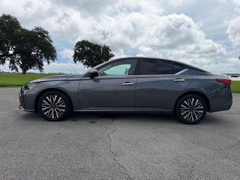 Used 2024 Nissan Altima 2.5 SV FWD image 3