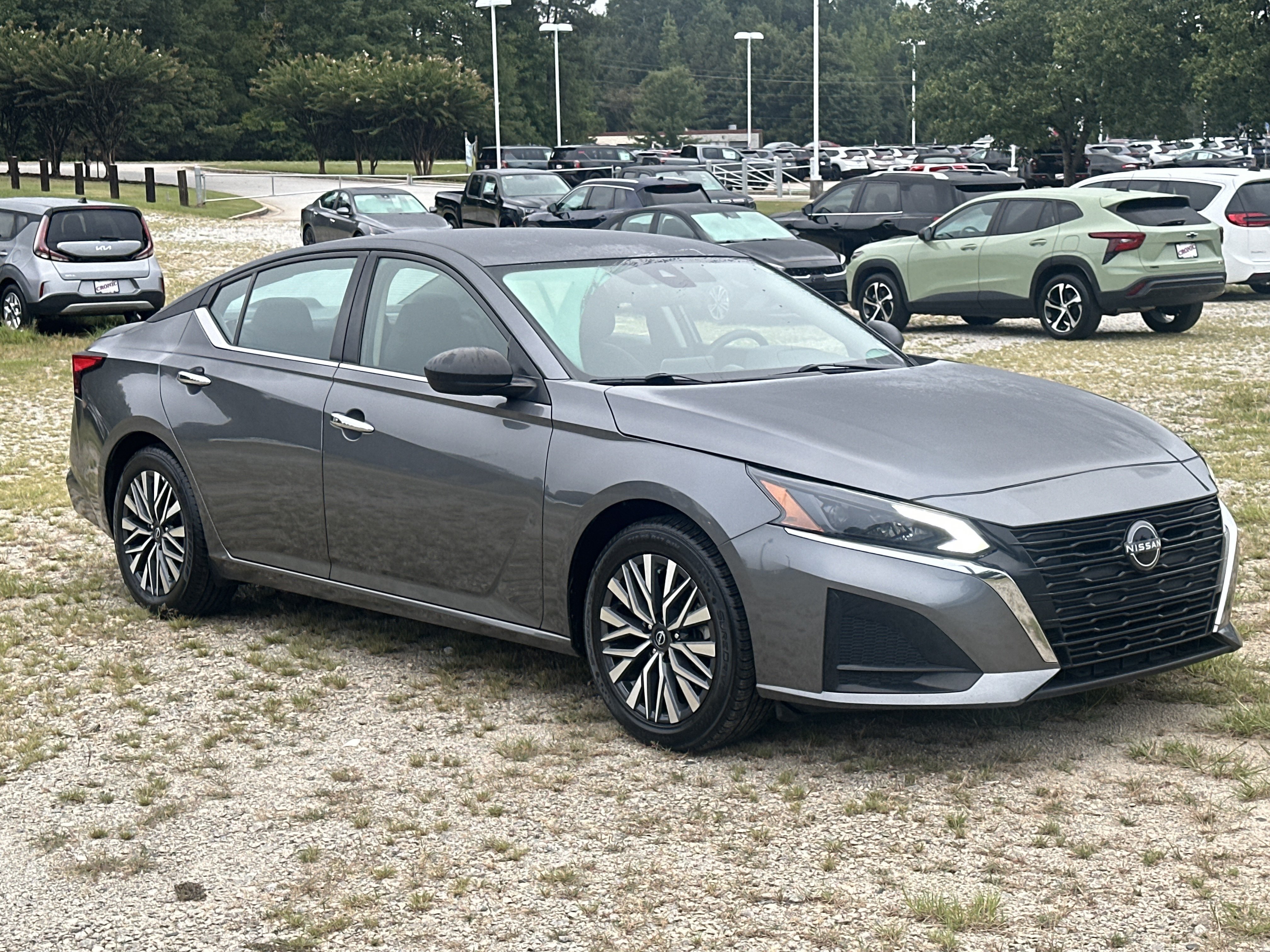 Used 2024 Nissan Altima 2.5 SV FWD image 3