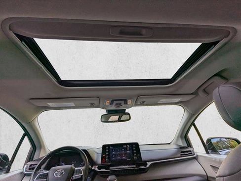 Used 2021 Toyota Sienna XLE image 20