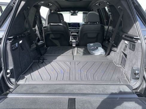 Used 2025 BMW X7 M60i image 11