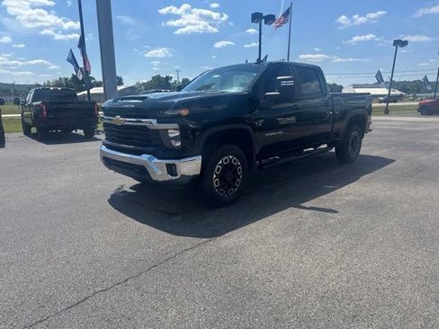 Used 2024 Chevrolet Silverado 2500 LT w/ Convenience Package AWD/4WD image 4