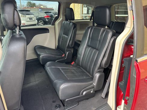 Used 2016 Chrysler Town & Country Touring image 7
