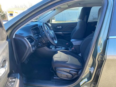 Used 2019 Jeep Cherokee Latitude w/ Popular Appearance Group image 12