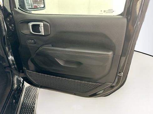 Used 2023 Jeep Wrangler Unlimited Sahara AWD/4WD image 31