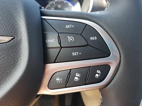Used 2024 Chrysler Pacifica Touring-L FWD image 25