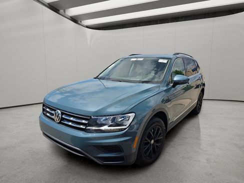 Used 2020 Volkswagen Tiguan SE w/ Panoramic Sunroof Package FWD image 2