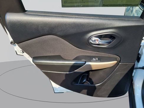 Used 2018 Jeep Cherokee Latitude FWD image 29