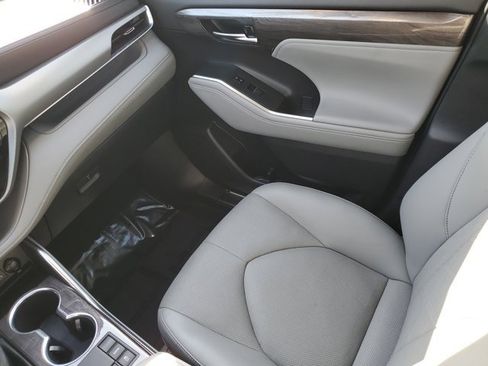Used 2023 Toyota Highlander Platinum image 7