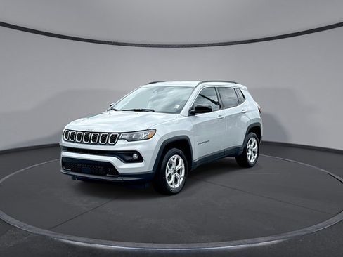 Used 2025 Jeep Compass Latitude image 4