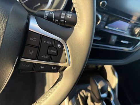 Used 2022 Toyota Highlander XLE image 18