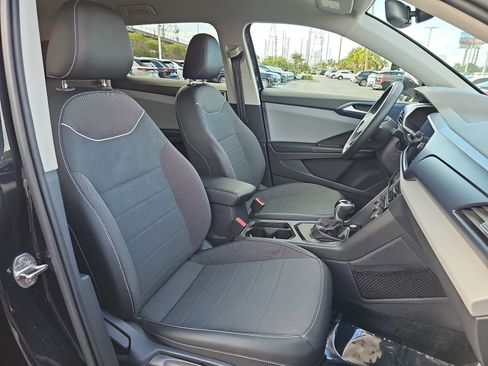 Certified 2023 Volkswagen Taos SE image 10