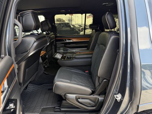 Used 2023 Jeep Grand Wagoneer Series III AWD/4WD image 12