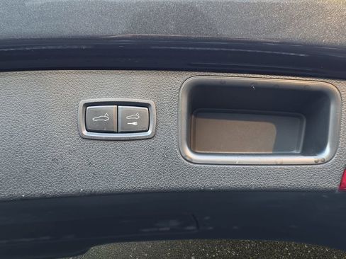 Used 2023 Porsche Macan Base image 16