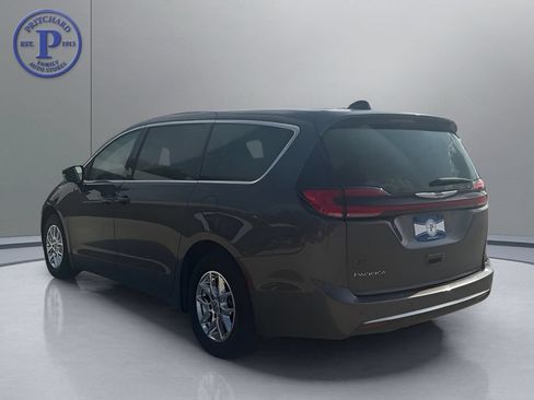 Used 2023 Chrysler Pacifica Touring-L FWD image 5