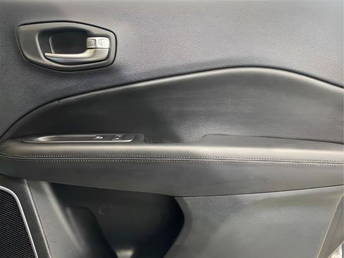 Used 2019 Jeep Compass Latitude AWD/4WD image 23
