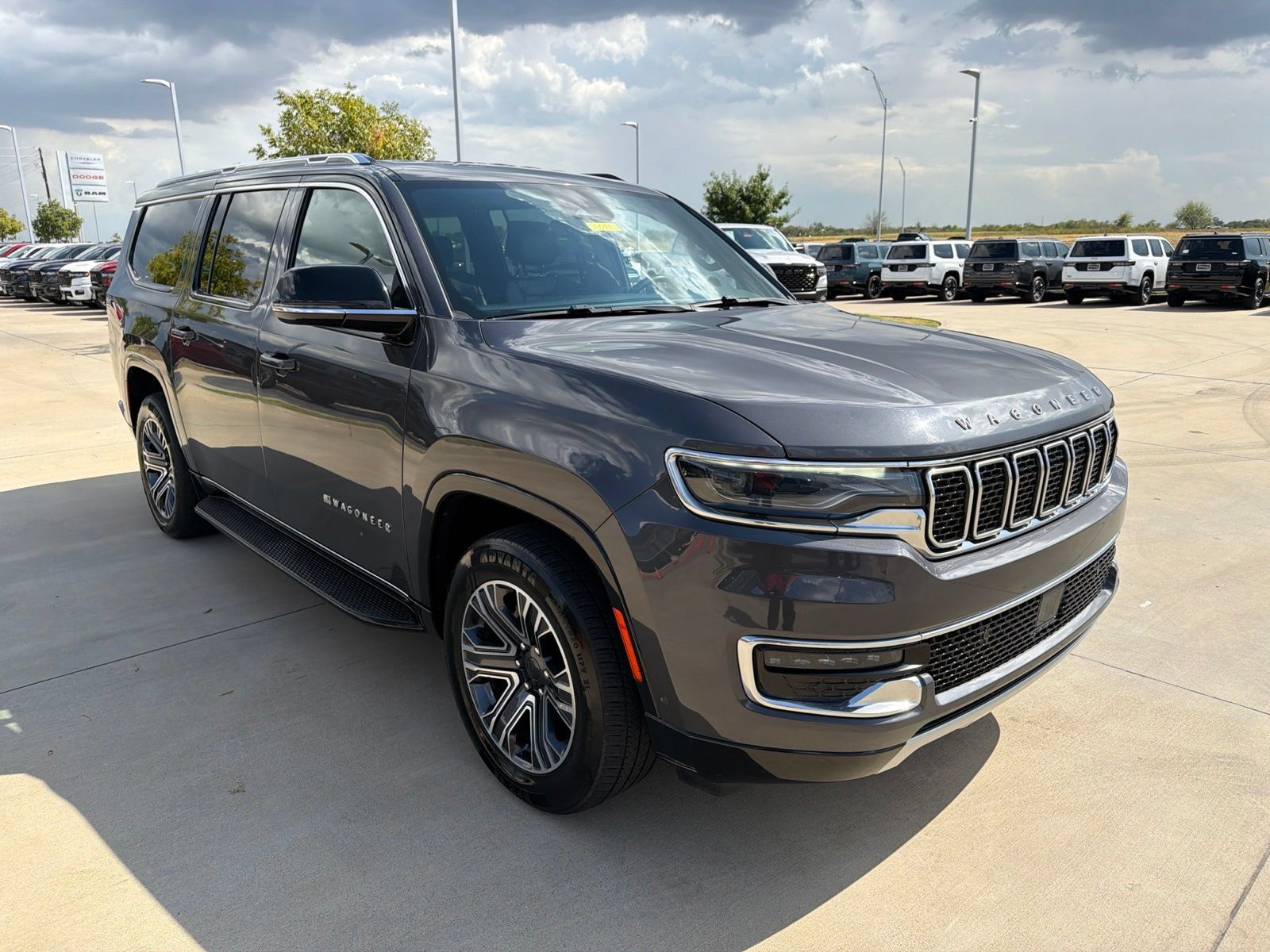 Used 2024 Jeep Wagoneer L Series II w/ Flexible Seating Group RWD image 7