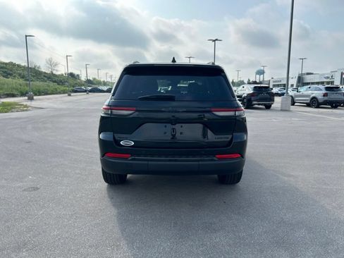 Used 2023 Jeep Grand Cherokee Limited w/ Black Appearance Package AWD/4WD image 8
