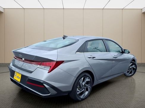 Used 2025 Hyundai Elantra Limited FWD image 8
