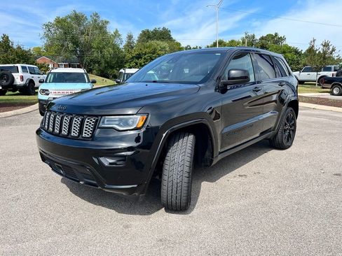 Used 2022 Jeep Grand Cherokee Laredo X AWD/4WD image 3