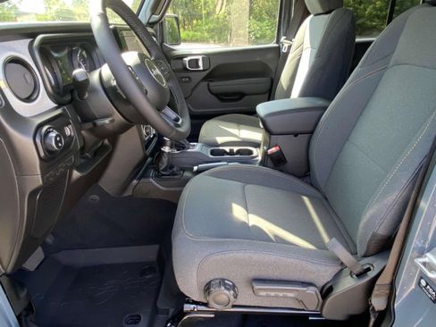 New 2025 Jeep Gladiator Sport image 14