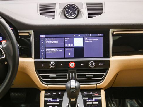 Certified 2023 Porsche Macan AWD/4WD image 17