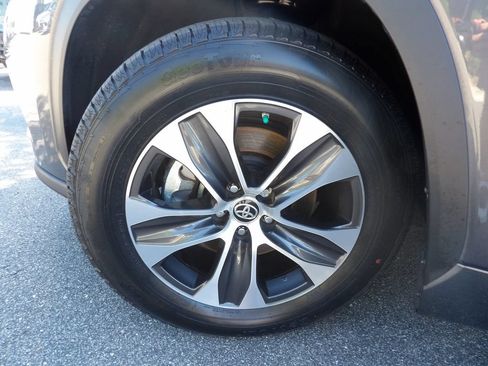Used 2021 Toyota Highlander XLE FWD image 30