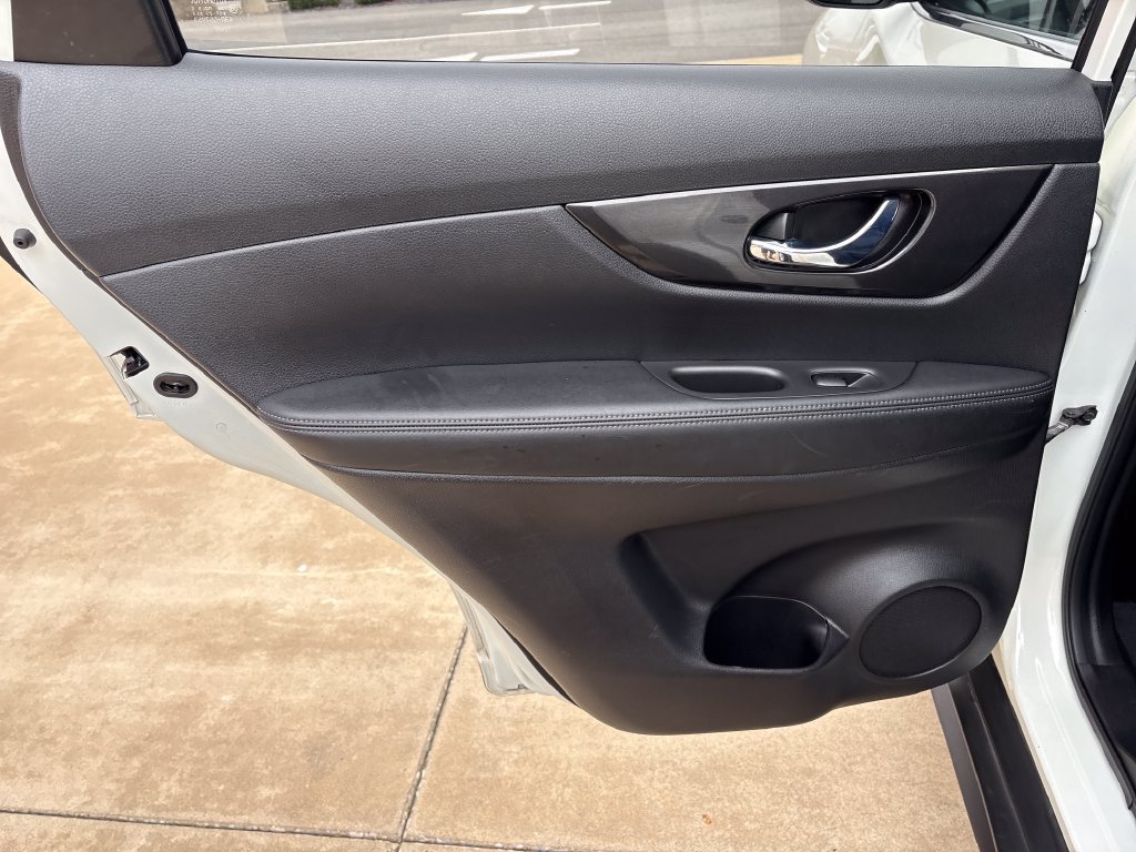 Used 2017 Nissan Rogue SV AWD/4WD image 38