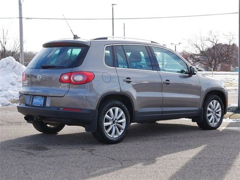 Used 2011 Volkswagen Tiguan SE image 7