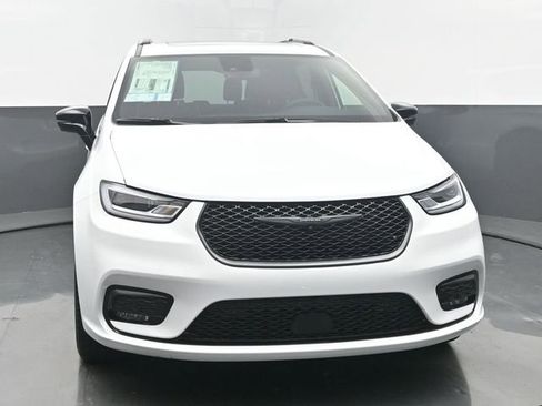 New 2026 Chrysler Pacifica Limited w/ Uconnect Theater Family Group AWD/4WD image 8