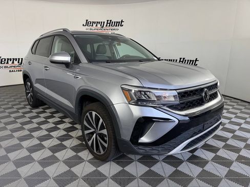 Used 2024 Volkswagen Taos SE w/ Panoramic Sunroof Package FWD image 6