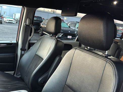 Used 2020 Dodge Grand Caravan SXT w/ Driver Convenience Group image 12