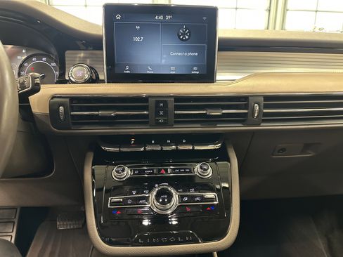 Used 2021 Lincoln Corsair AWD image 3