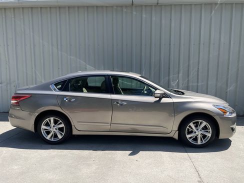 Used 2013 Nissan Altima 2.5 SL w/ Technology Pkg FWD image 2