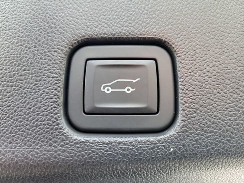 Used 2024 Chevrolet Traverse RS FWD image 9
