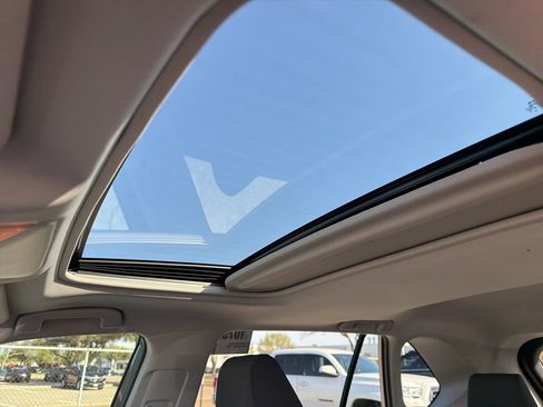 Used 2021 Toyota RAV4 XLE w/ Convenience Package image 9