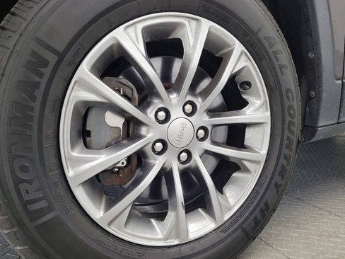 Used 2019 Jeep Cherokee Latitude Plus AWD/4WD image 31