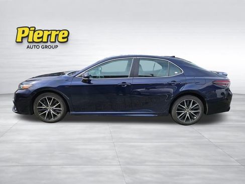 Used 2022 Toyota Camry SE image 3