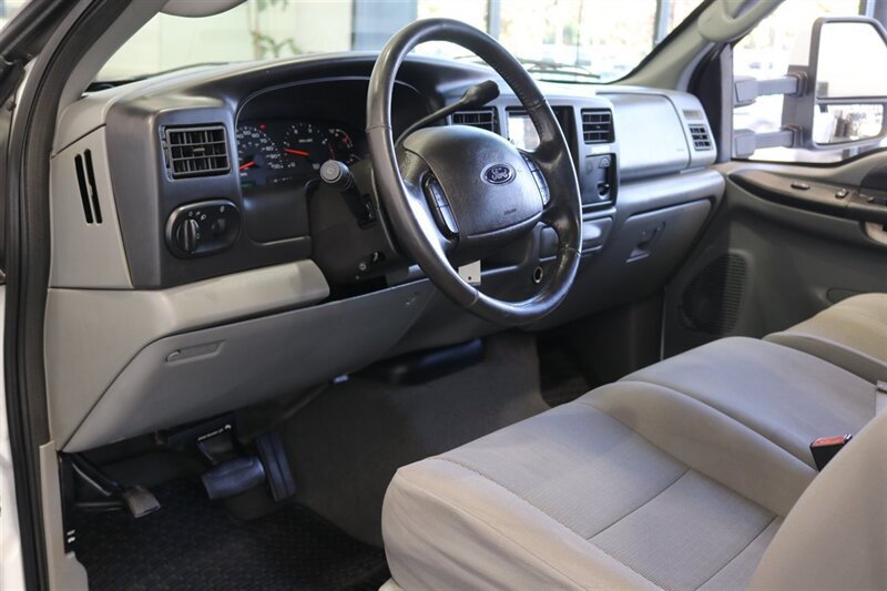 Used 2005 Ford Excursion XLT AWD/4WD image 19