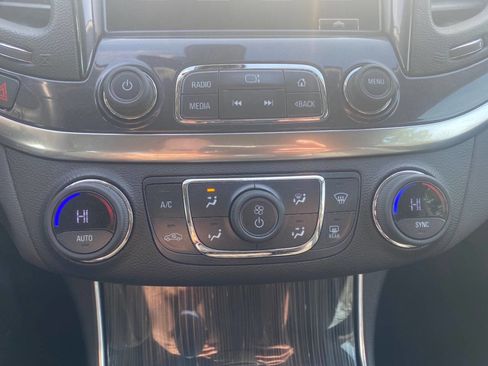 Used 2016 Chevrolet Impala LT w/ Convenience Package image 16