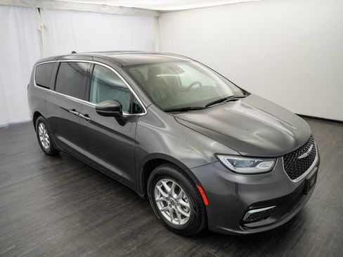 Used 2023 Chrysler Pacifica Touring-L FWD image 2