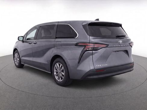 Used 2025 Toyota Sienna LE AWD/4WD image 3