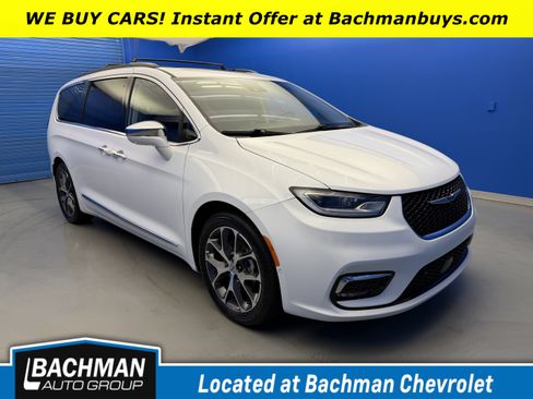 Used 2022 Chrysler Pacifica Limited w/ Uconnect Theater Family Group FWD image 1