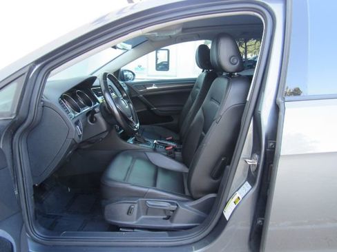 Used 2019 Volkswagen Golf SE image 14