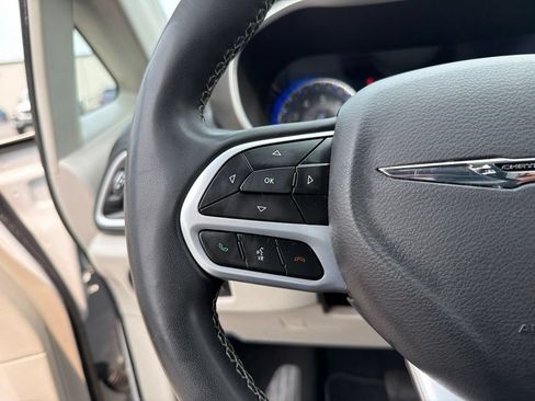 Used 2024 Chrysler Pacifica Touring-L FWD image 15